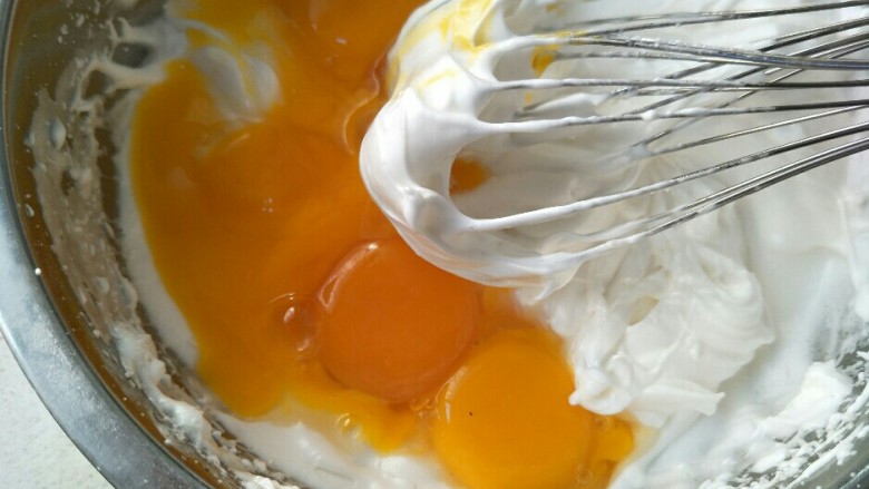无水纸杯蛋糕,然后加入所有蛋黄继续打发。