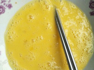 酥饼,一只鸡蛋打散成蛋液
