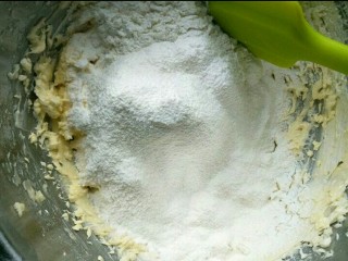 酥饼,筛入低粉和泡打粉搅拌均匀搅成团。