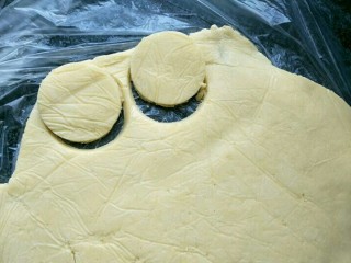 酥饼,冷藏好的面皮撕开保鲜膜用圆型物品在面皮上印出饼型。余下的边割料重新擀成面皮再印出饼型，直到饼皮用完。