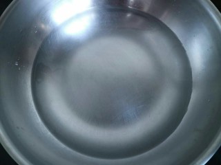 骨汤朝鲜面,锅中放入适量清水烧开。