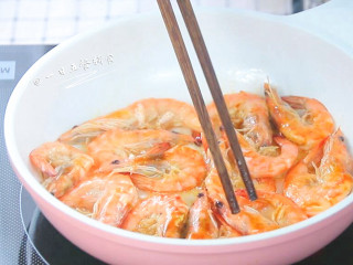 茄汁大虾,一面煎好用筷子翻面，筷子可以保证虾的完整。全程用筷子就好，不需要锅铲。