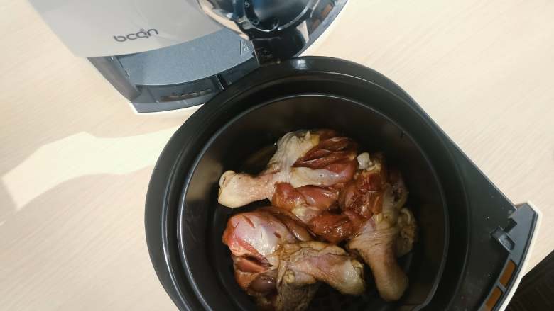 美味的香酥鸡腿（简单无油版）,将鸡腿放入空气炸锅，温度调至180°，炸20分钟。