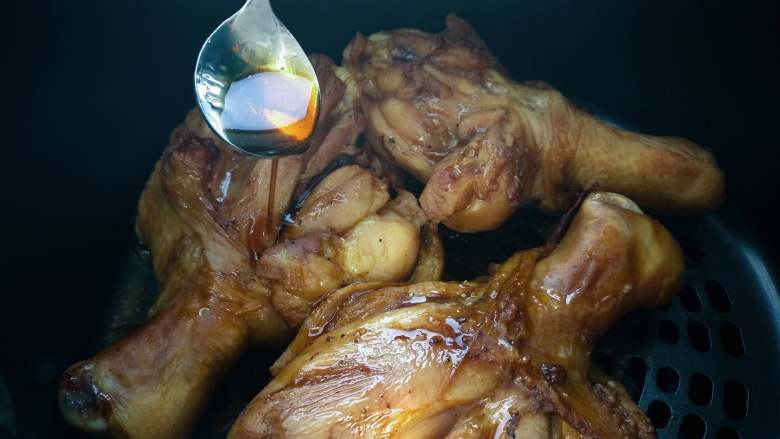 美味的香酥鸡腿（简单无油版）,把鸡腿取出来，刷上酱汁。