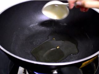 西兰花培根白汁意面,捞起煮熟的意面过冷水备用，开中火加入适量油，或者黄油也可以。