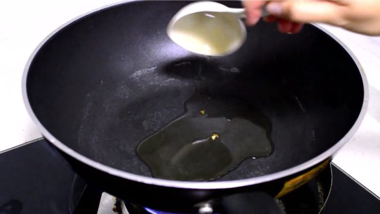 西兰花培根白汁意面,捞起煮熟的意面过冷水备用，开中火加入适量油，或者黄油也可以。
