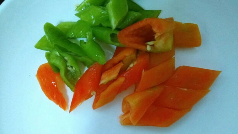 炒面段,醒面的时候，把红绿尖椒洗净去蒂去籽，切成斜片