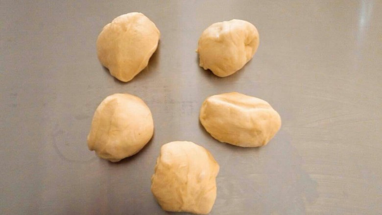 芝士肉松面包,把面团平均分五份。