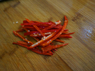 私房凉拌黄瓜,小米辣切成这样细细的丝儿，辣椒籽洗干净不要