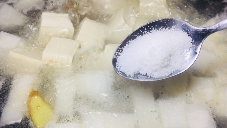 #懒人料理#双玉骨头萝卜汤,等水煮开了以后，把盐放进去，提前放盐，可以把盐煮进骨头上。