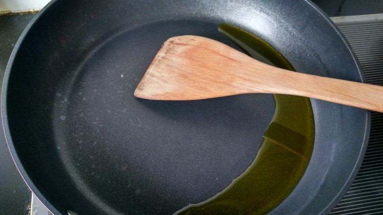 糖醋菜   糖醋藕片,锅中放油，烧热。