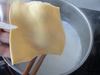 奶酪棒,把冲好的牛奶倒入奶锅中，加入奶酪片小火把奶酪片煮融化，中间要不断搅拌，让奶酪片尽快融化