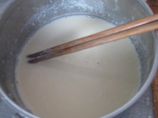 奶酪棒,用筷子搅拌，利用余温把吉利丁片融化。这里要特别注意，温度过高会影响吉利丁片的凝固效果，所以千万不要煮！
