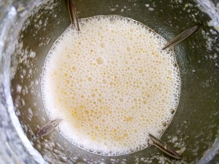 百香果梨汁,榨出果汁。图中的还有小泡沫，需要过滤掉。