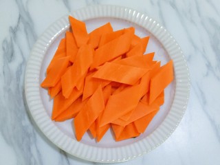 西兰花炒虾仁,胡萝卜清洗干净，切成菱形胡萝卜片