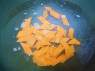 西兰花炒虾仁,锅中加适量水烧开，放入胡萝卜焯水1分钟，捞出沥干水份备用