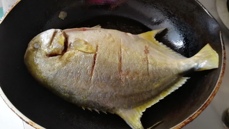 糖醋红烧鲳鱼,油热把鱼放入锅里煎至金黄色翻过来在煎另一面至金黄色