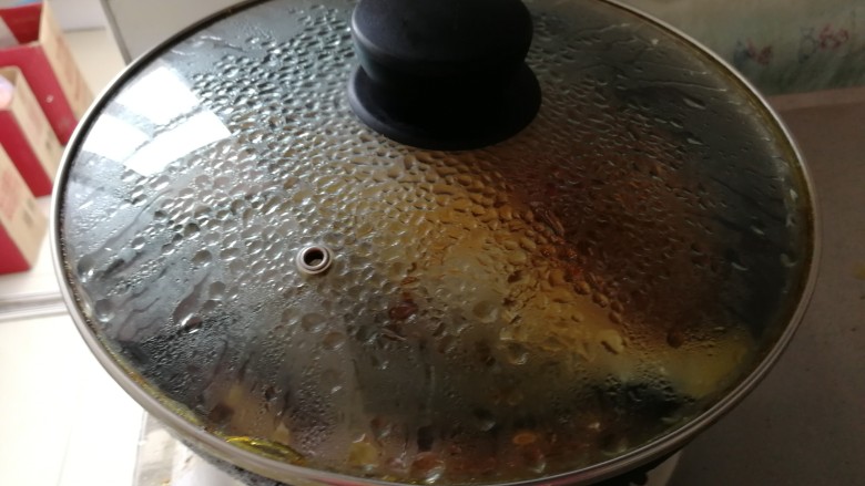 糖醋红烧鲳鱼,锅里水热放入煎好的鱼盖好锅盖。开锅后小火炖30--40分钟。