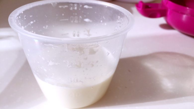 宝宝辅食—南瓜鸡蛋羹
10M,配方奶大约40毫升，放凉备用！