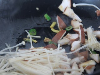 双菇蛋花汤,放入金针菇和香菇炒