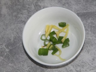 双菇蛋花汤,切点葱花和姜丝