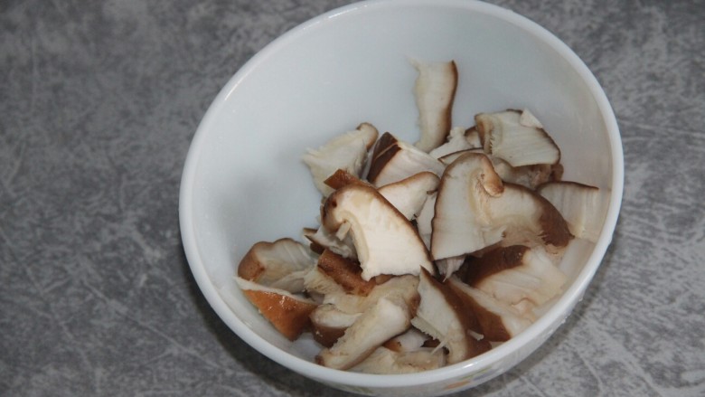 双菇蛋花汤,香菇切片