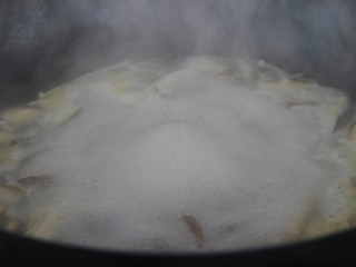 双菇蛋花汤,煮开