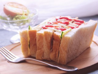 金枪鱼黄瓜三明治,上面可以再挤点沙拉酱和番茄酱，装饰一下