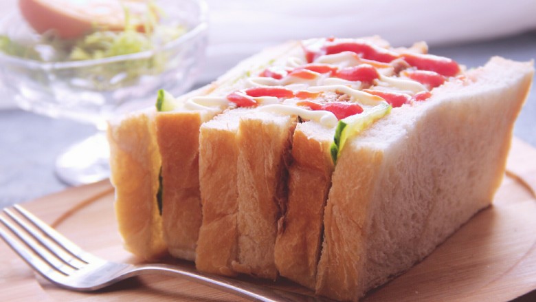 金枪鱼黄瓜三明治,上面可以再挤点沙拉酱和番茄酱，装饰一下