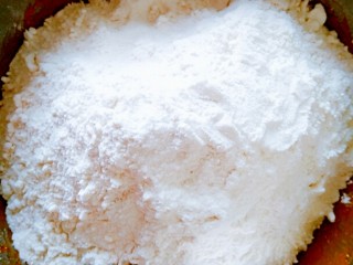 最爱面包+豆沙夹心包,把面粉，小苏打，泡打粉，食用盐，白糖，酵母倒进一个干净的容器里，再倒进牛奶搅拌均匀，和成面团