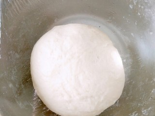 最爱面包+豆沙夹心包,把黄油和面团充分融合好，揉成光滑面团，再盖上保鲜膜进行发酵。
