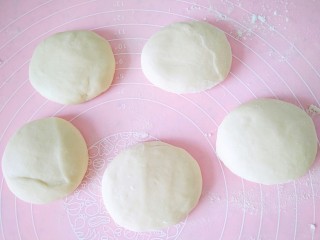 最爱面包+豆沙夹心包,再把面团取出来，搓成长条，分成相等的小段，再把它搓圆擀薄。