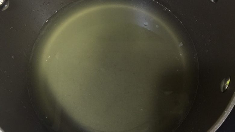 竹荪·菇·小象皮蚌汤,锅中倒入适量水烧开（我用瘦肉汤）