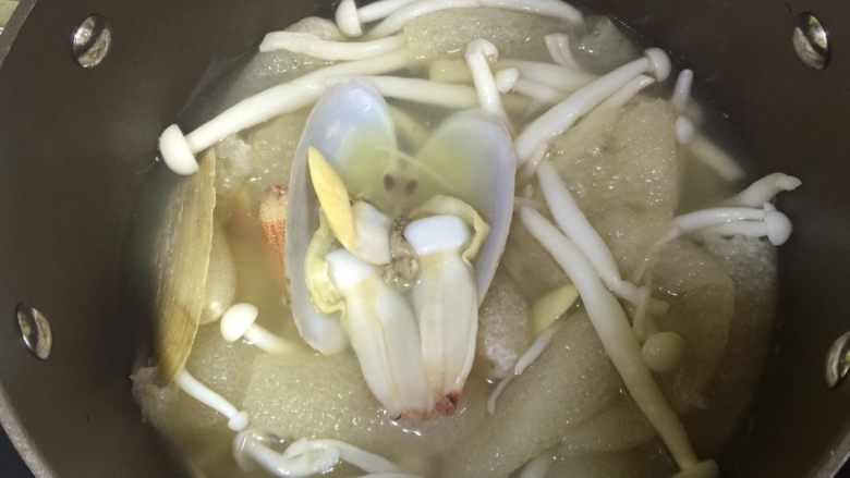 竹荪·菇·小象皮蚌汤,烧开后，放入小象皮蚌，煮两分钟，下少许盐调味即可出锅。