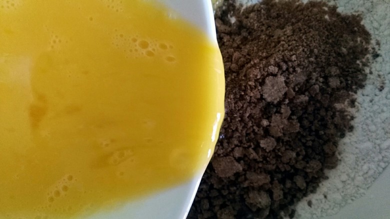 红糖红枣核桃酥,鸡蛋打散，取100克蛋液倒入上述混合