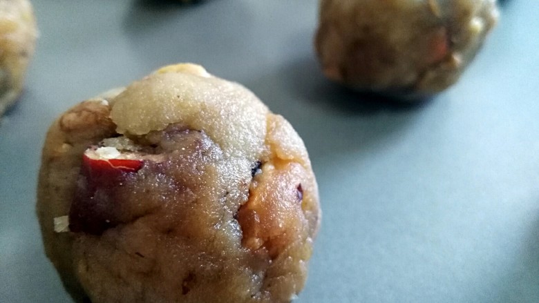 红糖红枣核桃酥,静置好的面团均分25克每个的小面球