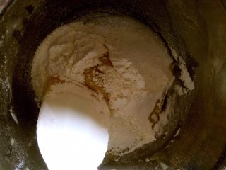 柠檬饼干（植物油版）,筛入剩下的面粉翻拌加切拌和匀至无干粉状态，不要过度搅拌，不要划圈搅拌