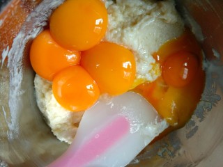 古早味蛋糕,鸡蛋分离蛋黄蛋清，装蛋清的盘子必须无水无油，面粉糊里加入蛋黄