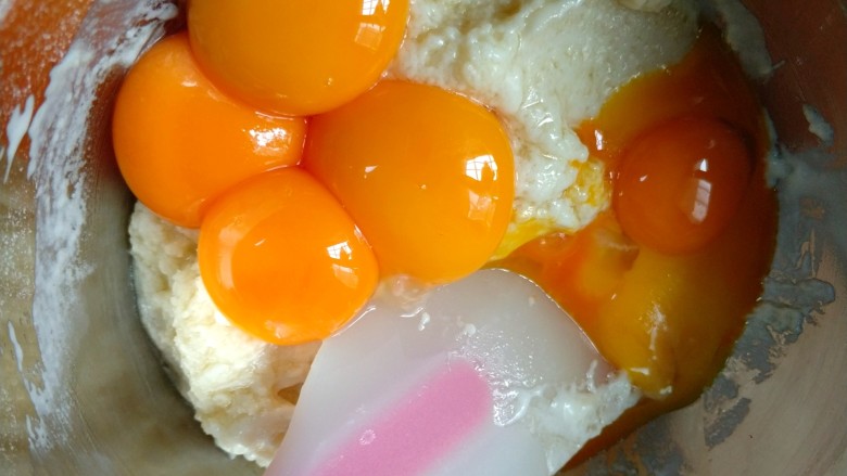 古早味蛋糕,<a style='color:red;display:inline-block;' href='/shicai/ 9'>鸡蛋</a>分离蛋黄蛋清，装蛋清的盘子必须无水无油，面粉糊里加入蛋黄
