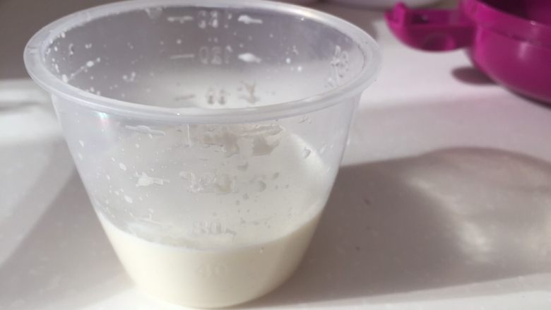 宝宝辅食—金黄小馒头
10M,准备配方奶40毫升，备用。