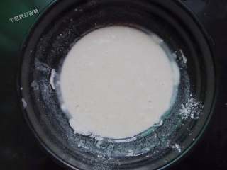 炸平菇,首先来调一个面糊。把面粉，淀粉按2：1的比例加到碗里。打一个鸡蛋，加适量盐，1g泡打粉，慢慢倒入水，用筷子搅均匀。面糊的稀稠度以能挂住筷子还能慢速流下为准。