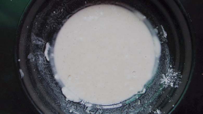 炸平菇,首先来调一个面糊。把面粉，淀粉按2：1的比例加到碗里。打一个<a style='color:red;display:inline-block;' href='/shicai/ 9'>鸡蛋</a>，加适量盐，1g泡打粉，慢慢倒入水，用筷子搅均匀。面糊的稀稠度以能挂住筷子还能慢速流下为准。