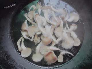 炸平菇,烧一锅热水，水开后，把平菇迅速烫下