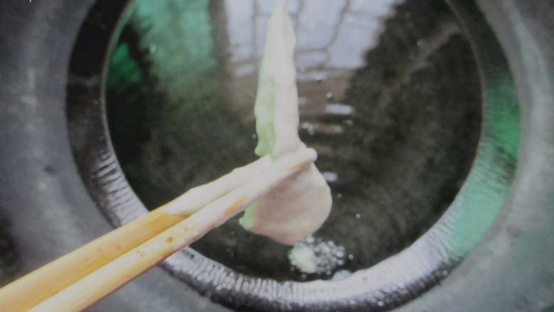 炸平菇,油热后，用筷子一个个夹进锅里炸。