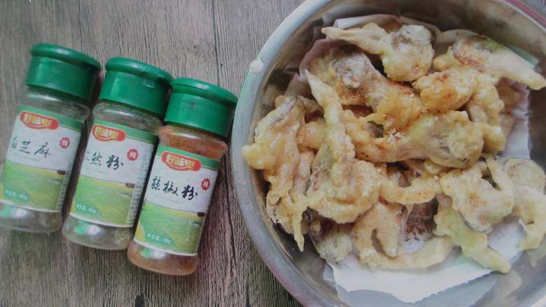 炸平菇,撒上自己喜欢的椒盐或是孜然。甚是好吃。