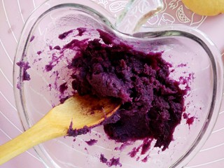 最爱面包+紫薯小面包,用勺子趁热压碎