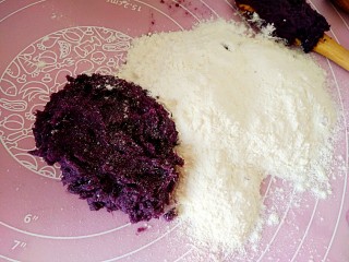最爱面包+紫薯小面包,面包粉酵母粉和紫薯泥一起混合