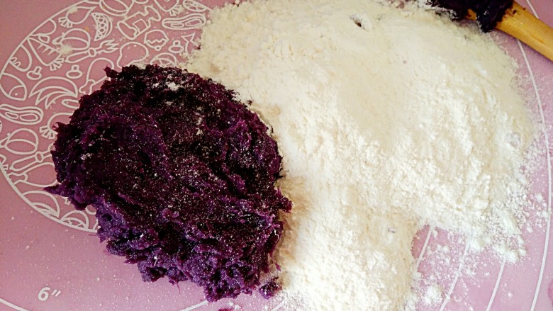 最爱面包+紫薯小面包,面包粉酵母粉和紫薯泥一起混合