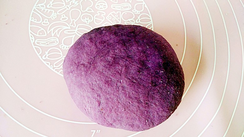 最爱面包+紫薯小面包,成面团，开始揉面，因为这次做的不多就手揉了