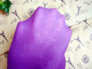 最爱面包+紫薯小面包,揉出薄手套膜即可